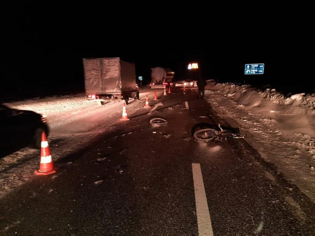 Не помітив на нічній трасі: на Львівщині водій на смерть збив 18-річного велосипедиста – фото