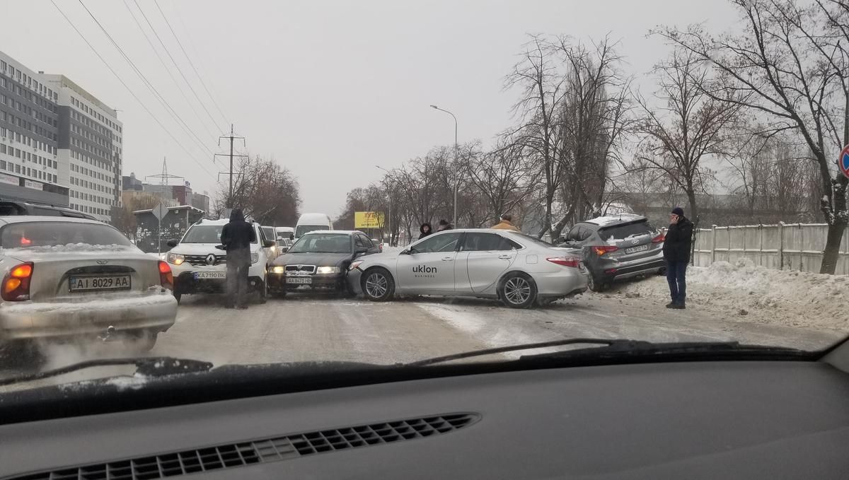 В Вишневом под Киевом произошло масштабное ДТП с участием 6 машин