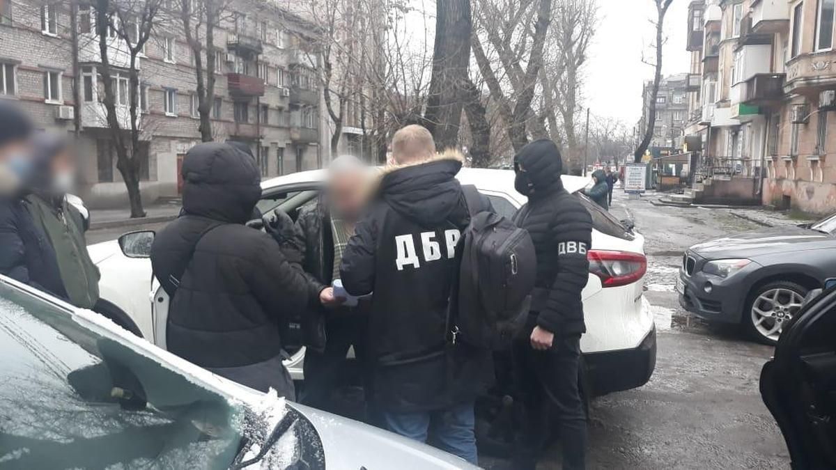 На Дніпропетровщині поліцейську спіймали на хабарі у 5,5 тисяч доларів