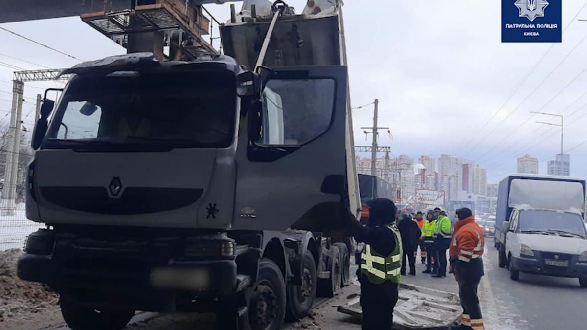 У Києві БТР витягував самоскид, який застряг під шляхопроводом
