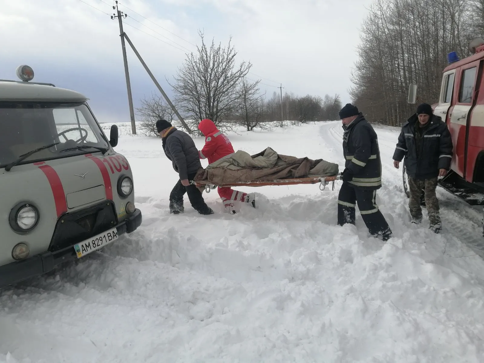 Рятувальники перенесли хвору у карету швидкої допомоги