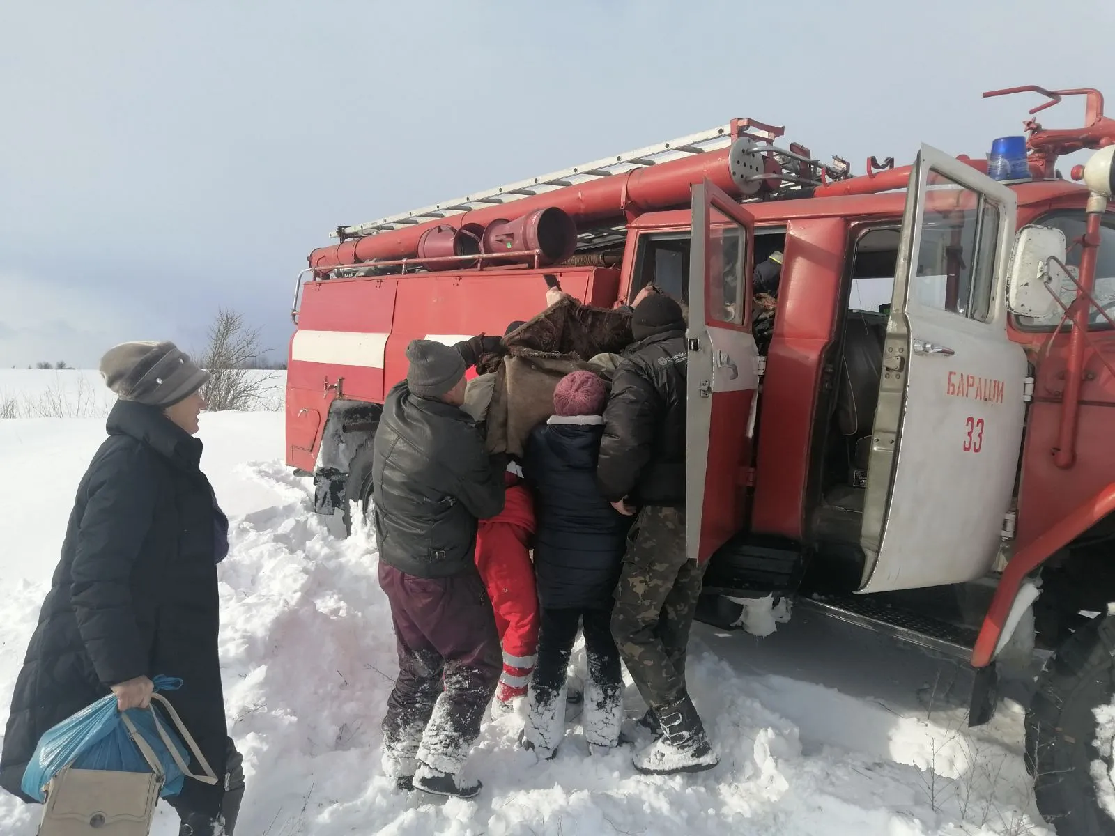 Дівчину перемістили у машину рятувальників