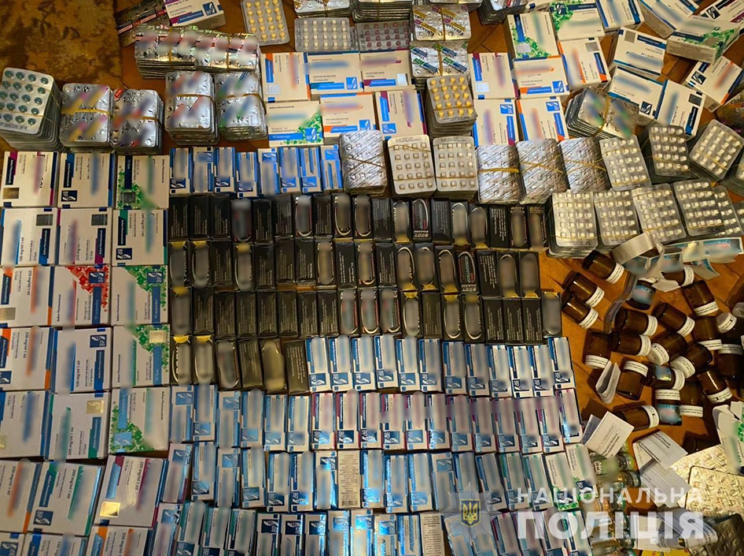 Стероїди на 1,5 мільйона гривень: львів'ян, які продавали заборонені препарати, затримали – фото