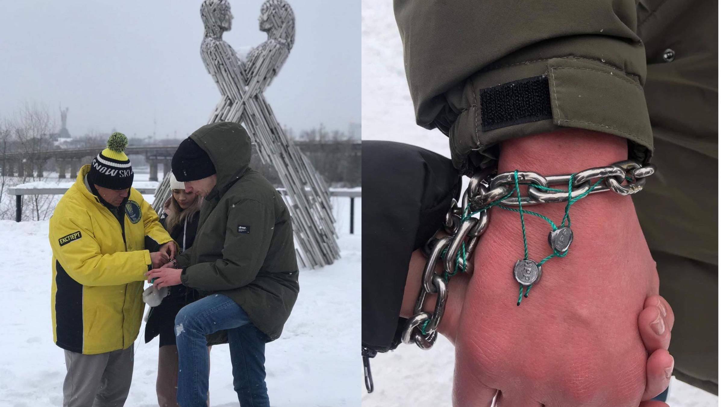 Влюбленные на 3 месяца приковали цепью кисти рук: фото и видео Влюбленные на 3 месяца приковали цепью кисти рук: фото и видео