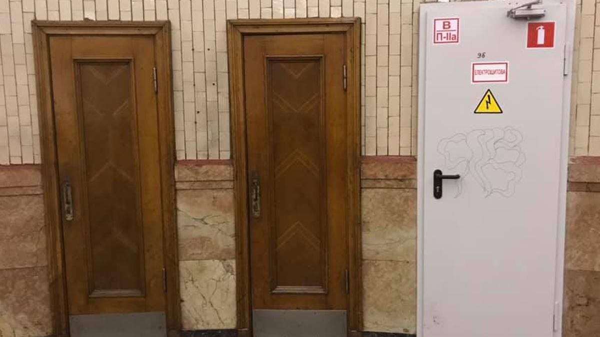 У Києві на станції метро Арсенальна встановили нові двері У Києві на станції метро Арсенальна встановили нові двері