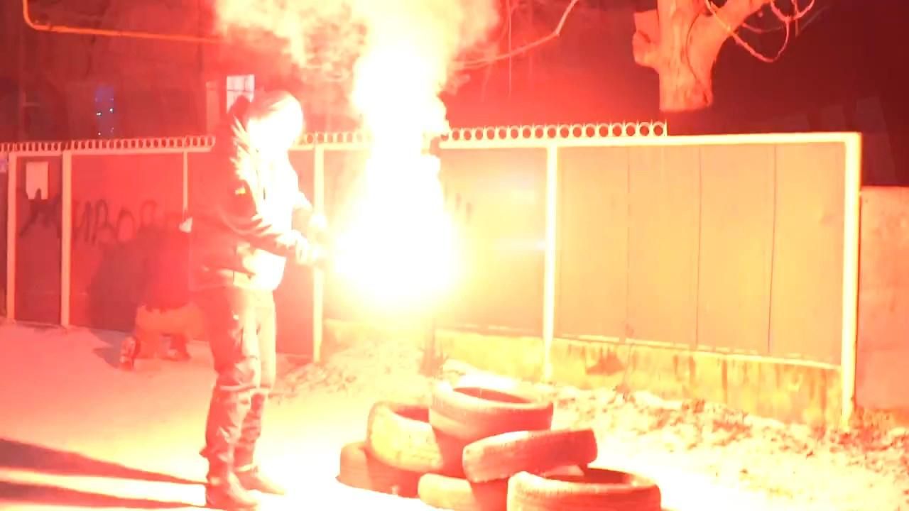 Вбивство хаскі в Красносілці: біля будинку жінки підпалили шини Вбивство хаскі в Красносілці: біля будинку жінки підпалили шини