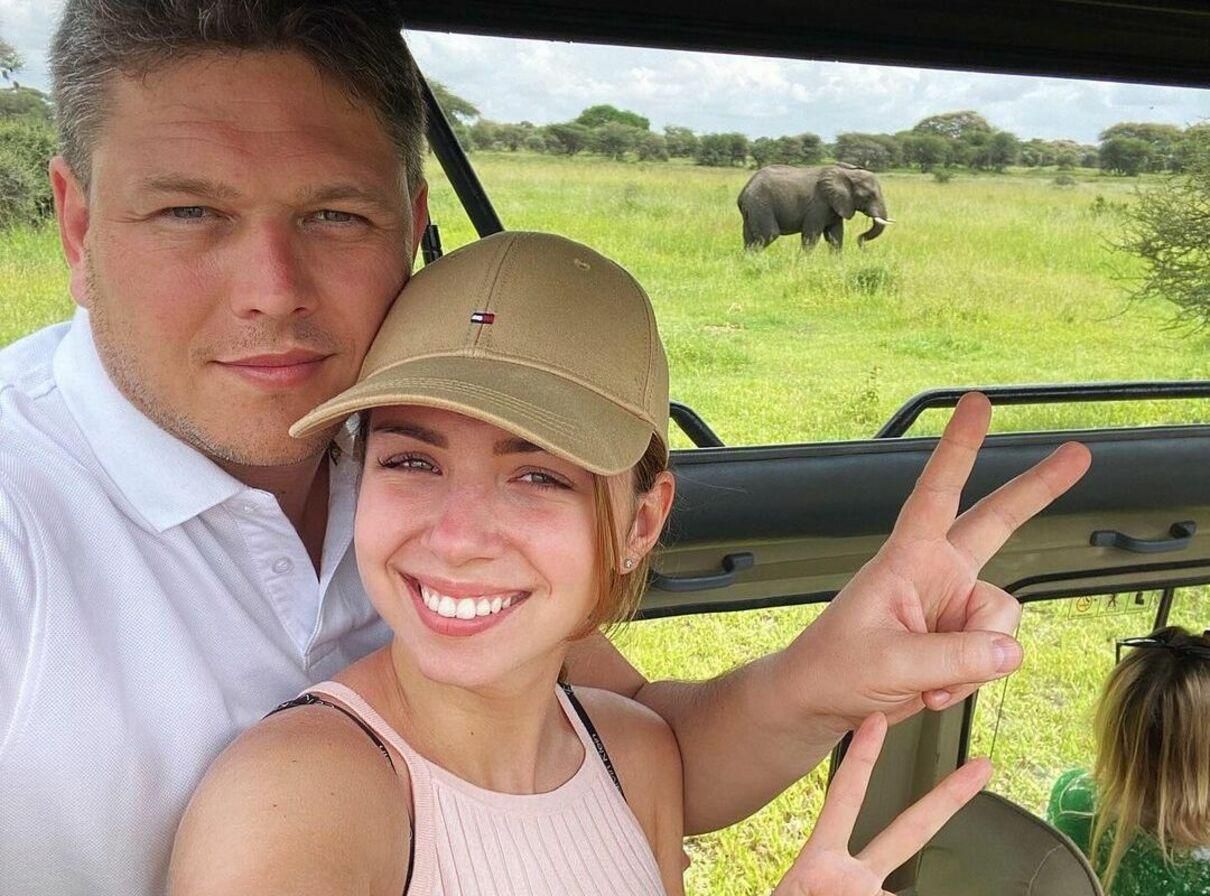 Настя с собачкой с Уханя застряла на Занзибаре с главой ДМС Настя с собачкой с Уханя застряла на Занзибаре с главой ДМС