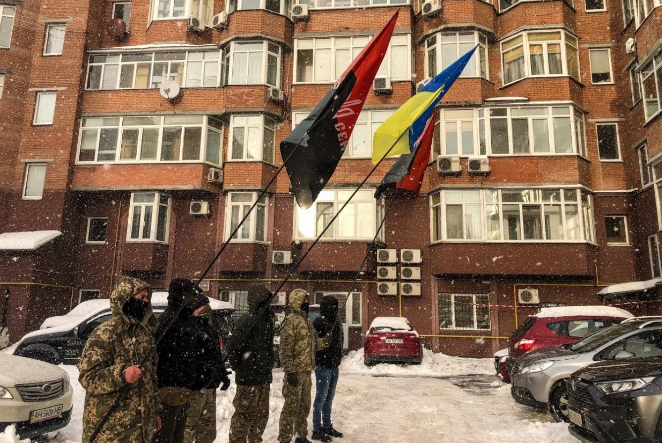 У Києві до квартири власника каналу НАШ Мураєва прийшли з протестом