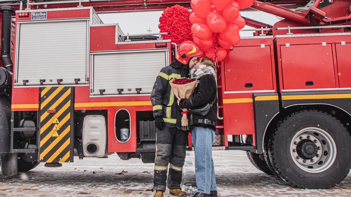 Пожежник у Києві освідчився коханій у День Валентина: фото