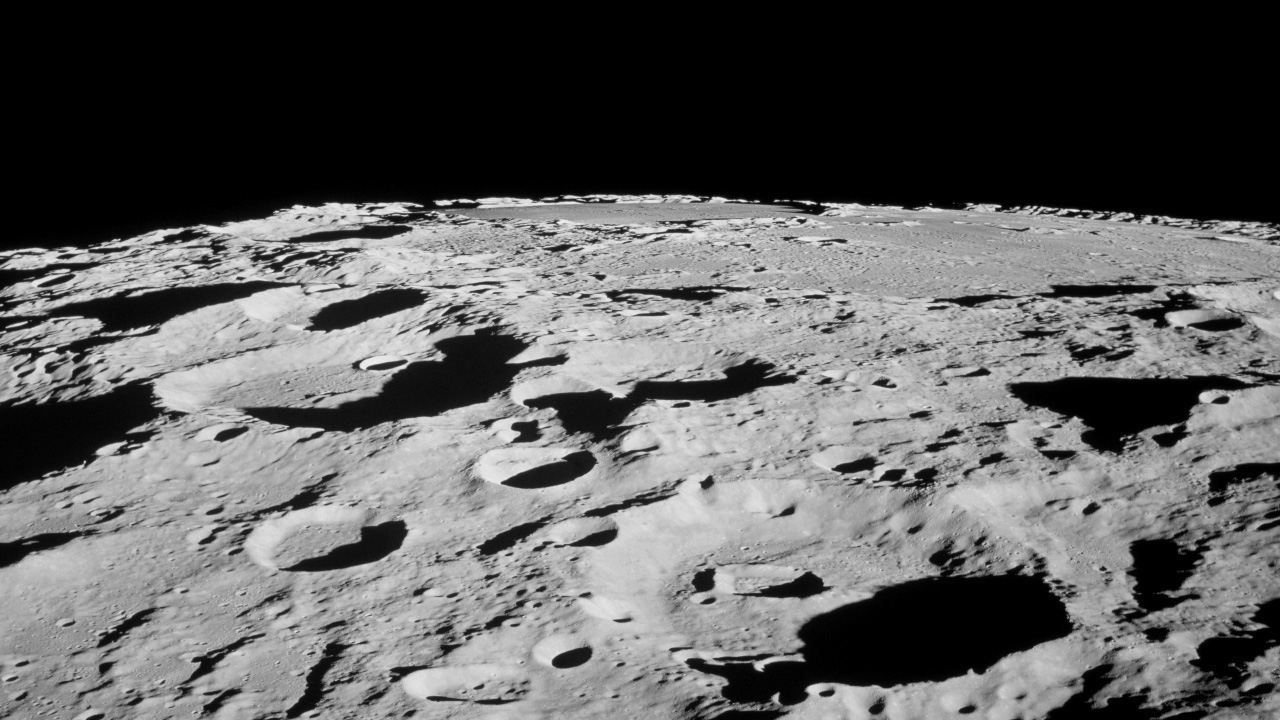Аппарат Yutu-2 нашел на Луне "верстовой столб" фото камня