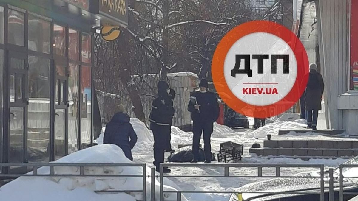 У Києві чоловік вбився на слизькому тротуарі