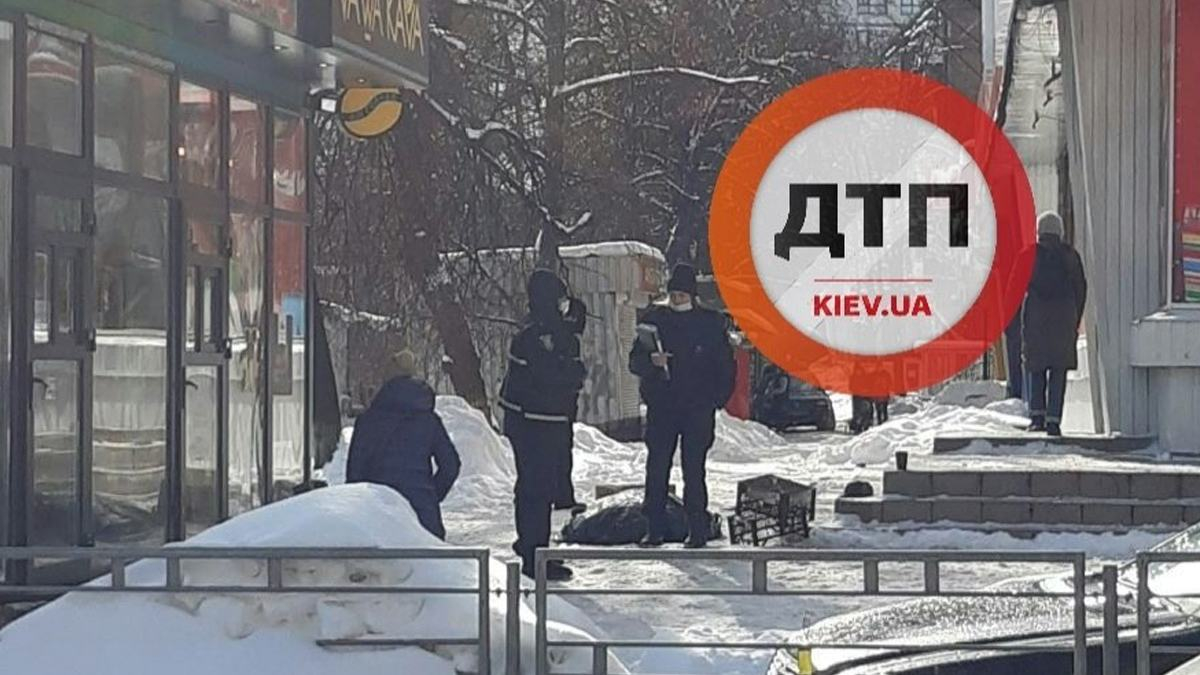 В Киеве мужчина убился на скользком тротуаре