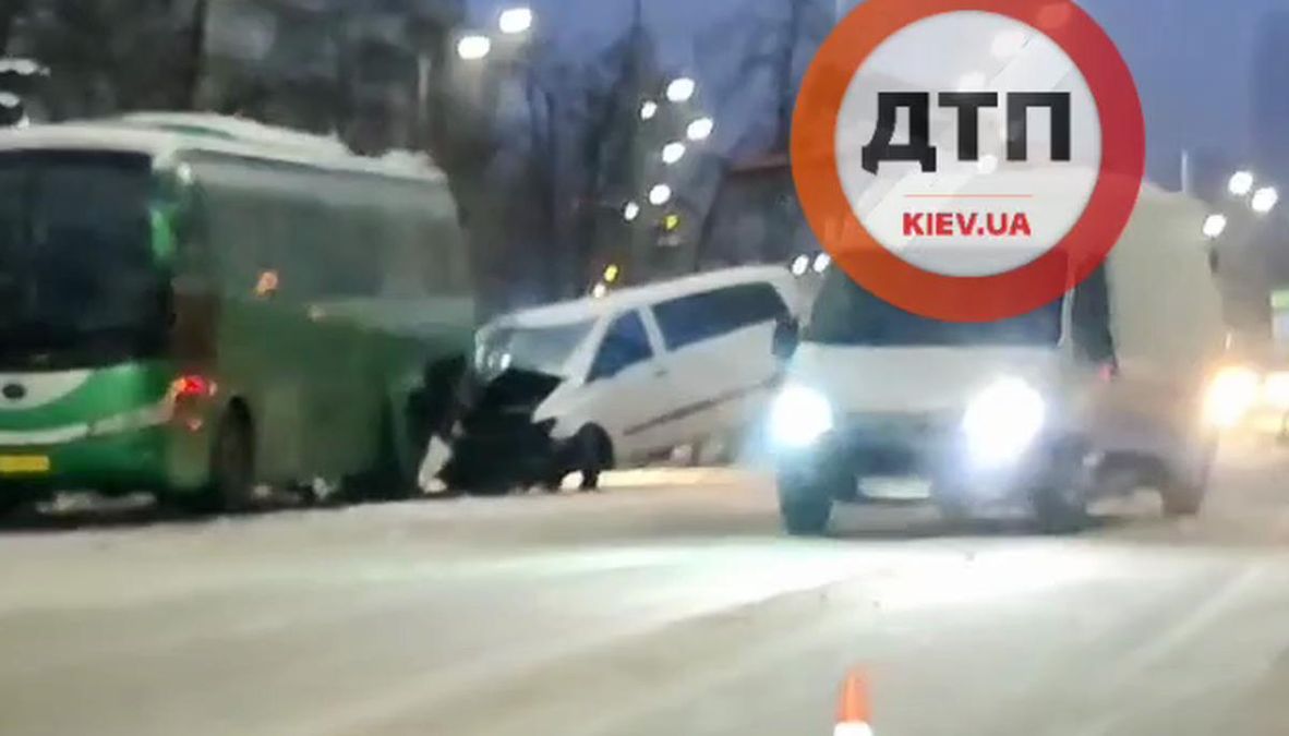 В Киеве микроавтобус на полном ходу влетел в автобус В Киеве микроавтобус на полном ходу влетел в автобус