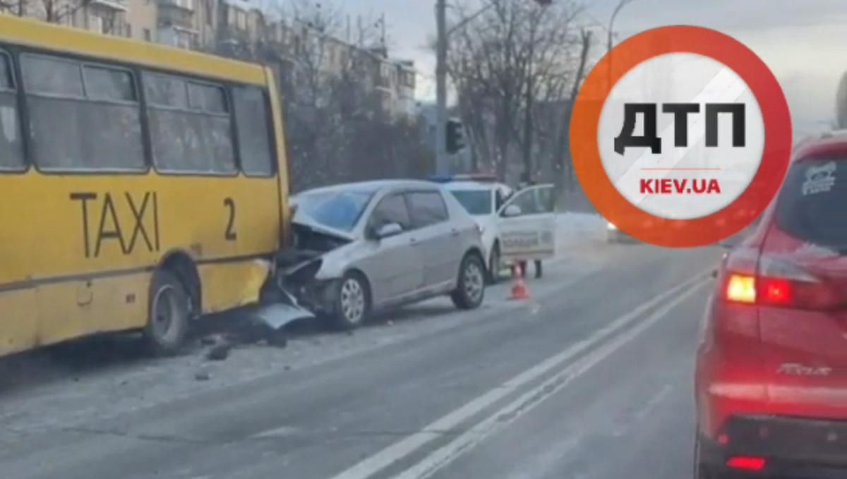 На Воздухофлотском проспекте в Киеве Opel влетел в маршрутку