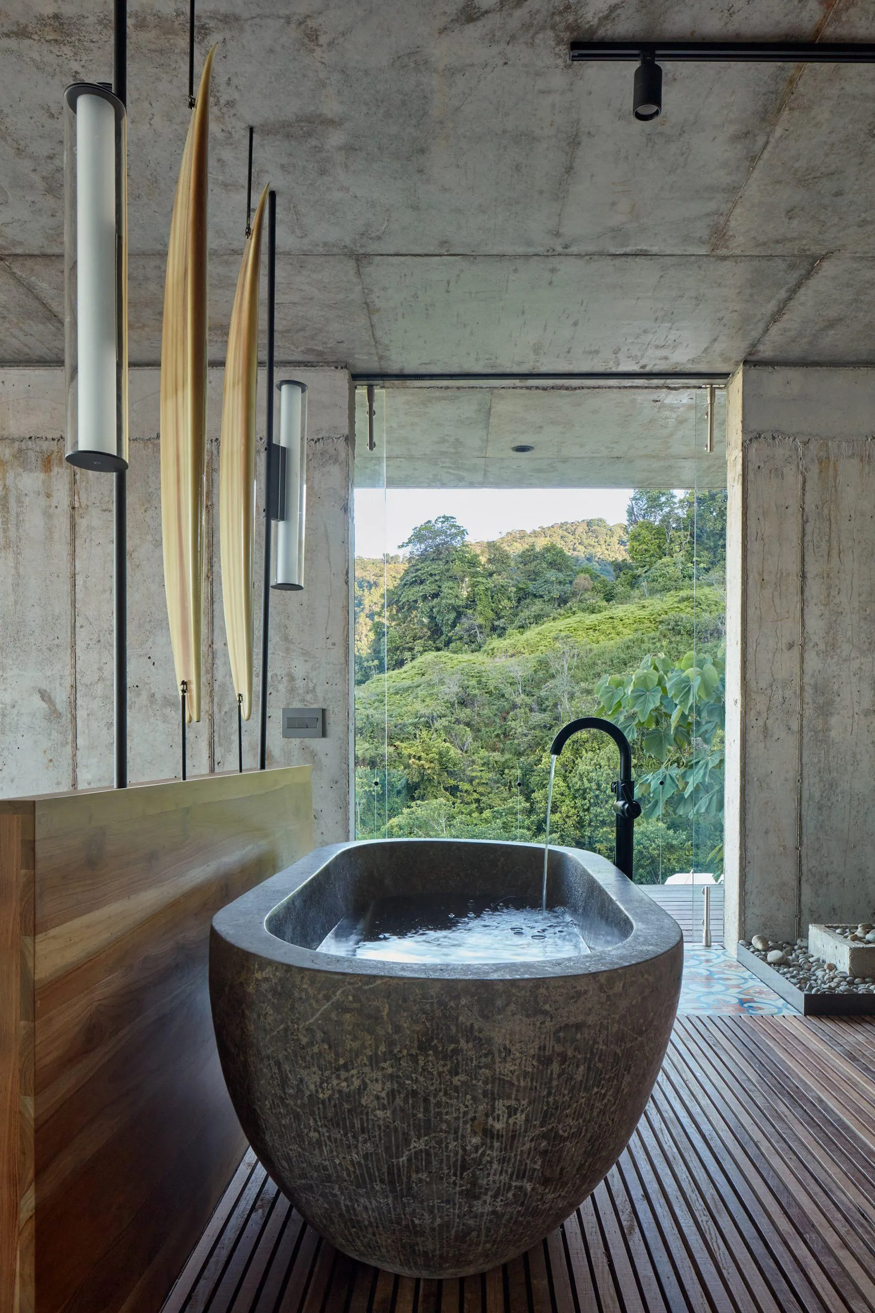 Бетонная ванна с видом на джунгли 