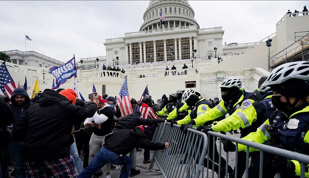 В США создают комиссию по расследованию штурма Капитолия В США создают комиссию по расследованию штурма Капитолия