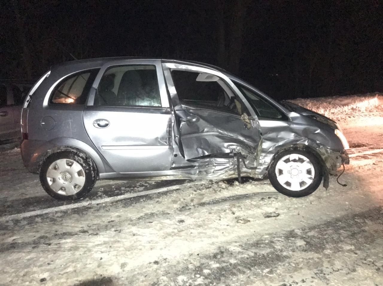 На Львовщине произошло сокрушительное ДТП на заснеженной дороге: столкнулись 2 автомобиля Opel - фото 