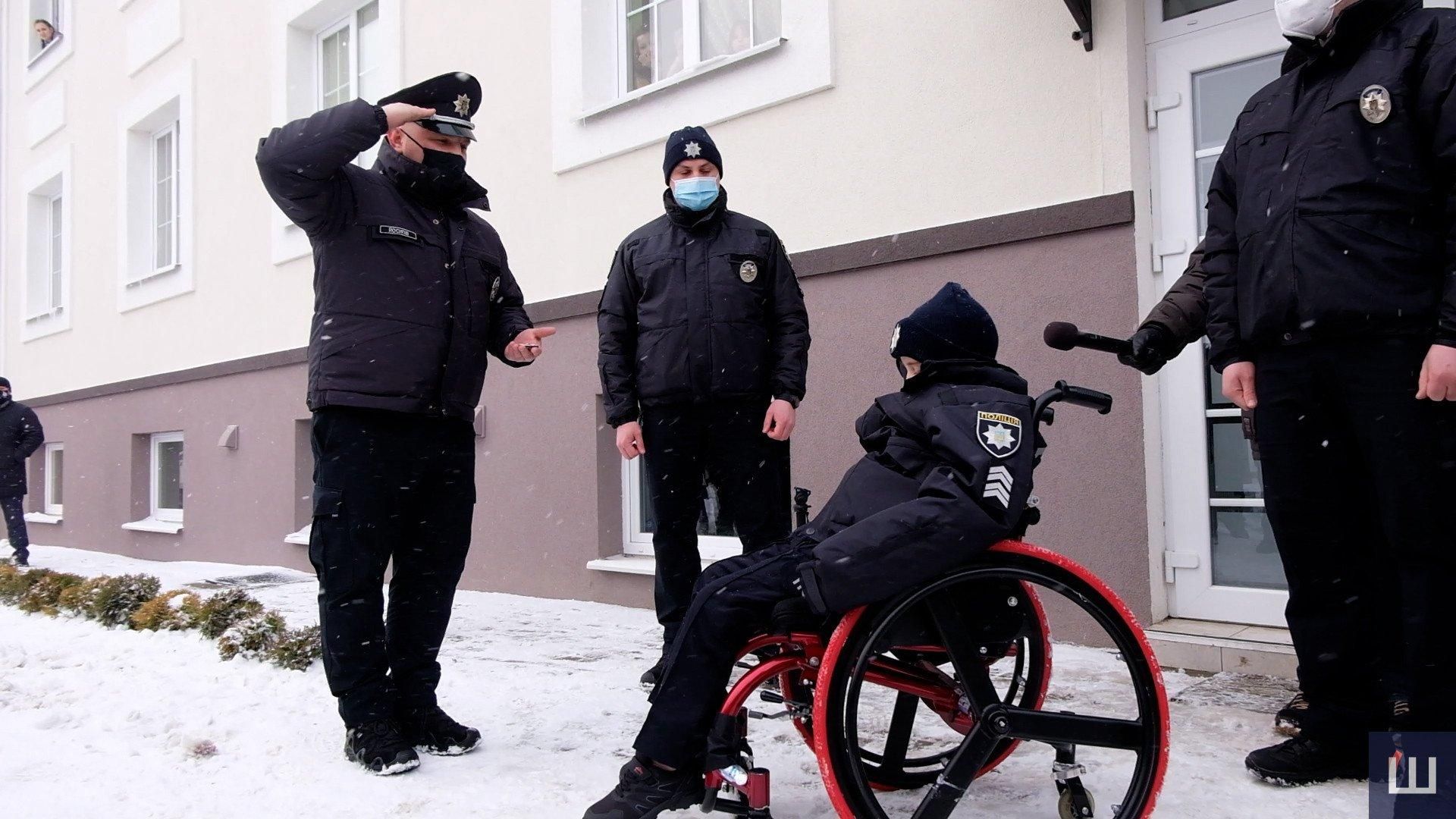 В Черновцах полицейские взяли на службу онкобольного мальчика