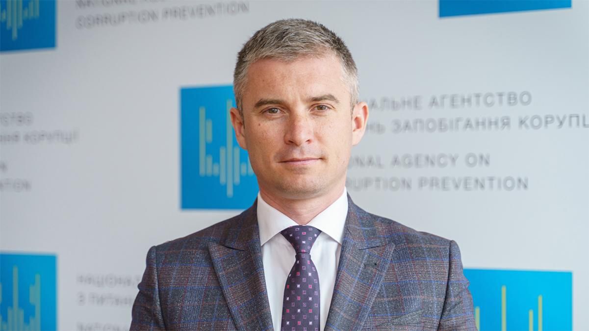 Голова НАЗК Новіков пояснив важливість реєстру банківських рахунків і відповів, чи передбачає він ліквідацію банківської таємниці Голова НАЗК Новіков пояснив важливість реєстру банківських рахунків і відповів, чи передбачає він ліквідацію банківської таємниці