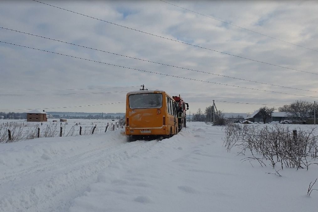 На Буковине школьный автобус с детьми застрял в сугробе: фото На Буковине школьный автобус с детьми застрял в сугробе: фото