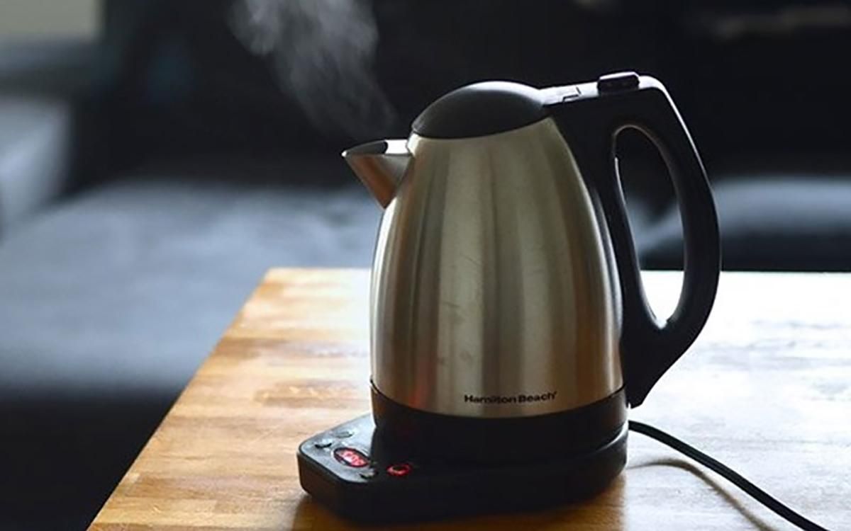 Батьки не здали гроші на чайник, учениці заборонили брати з нього воду Батьки не здали гроші на чайник, учениці заборонили брати з нього воду