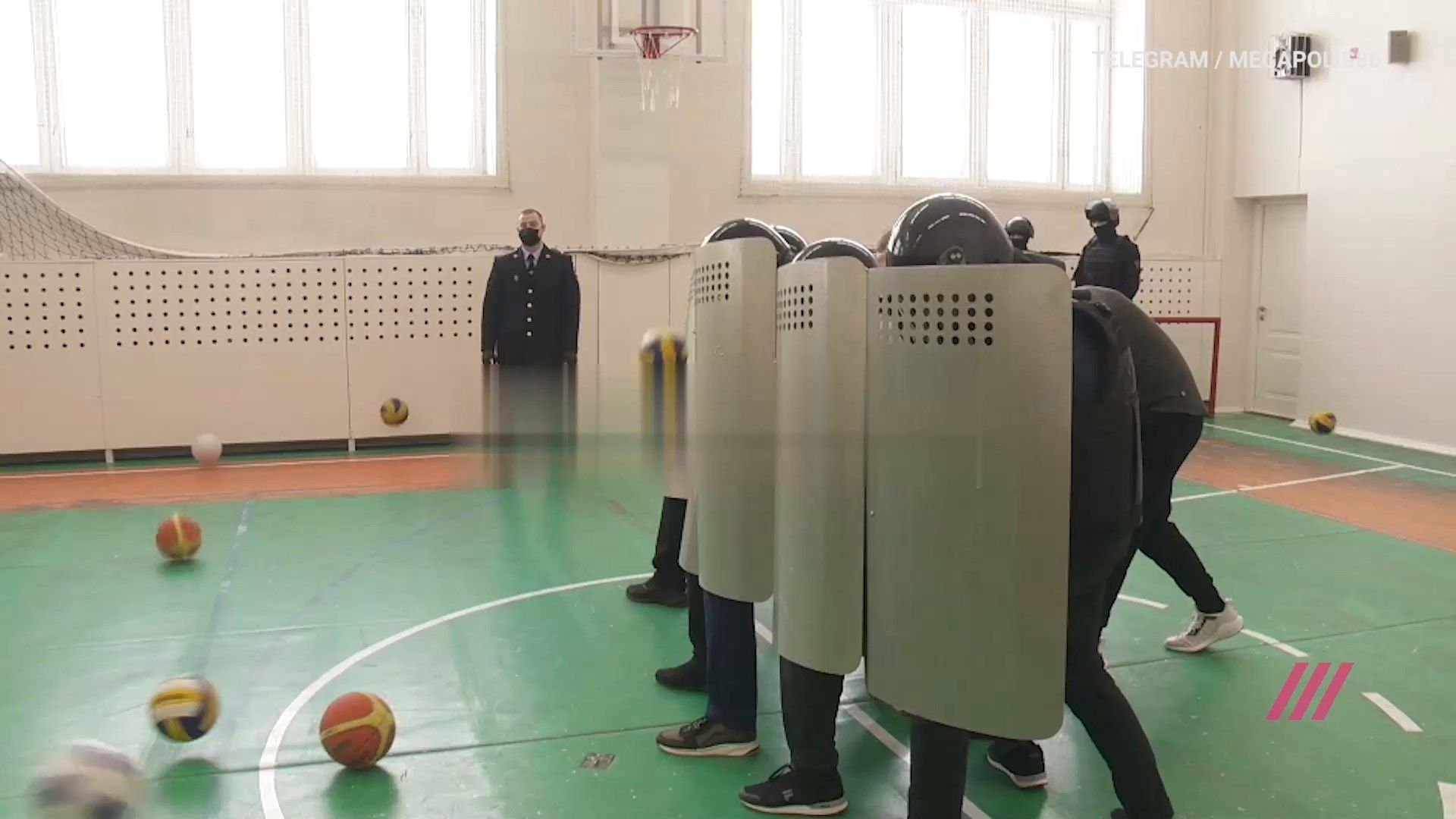 У Росії школярів вчили розганяти вуличні протести: відео У Росії школярів вчили розганяти вуличні протести: відео