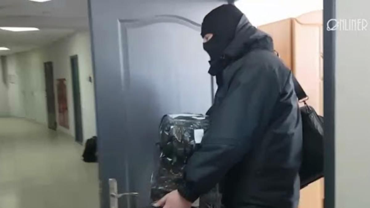 В Беларуси обыскивают журналистов и правозащитников: есть задержанные В Беларуси обыскивают журналистов и правозащитников: есть задержанные