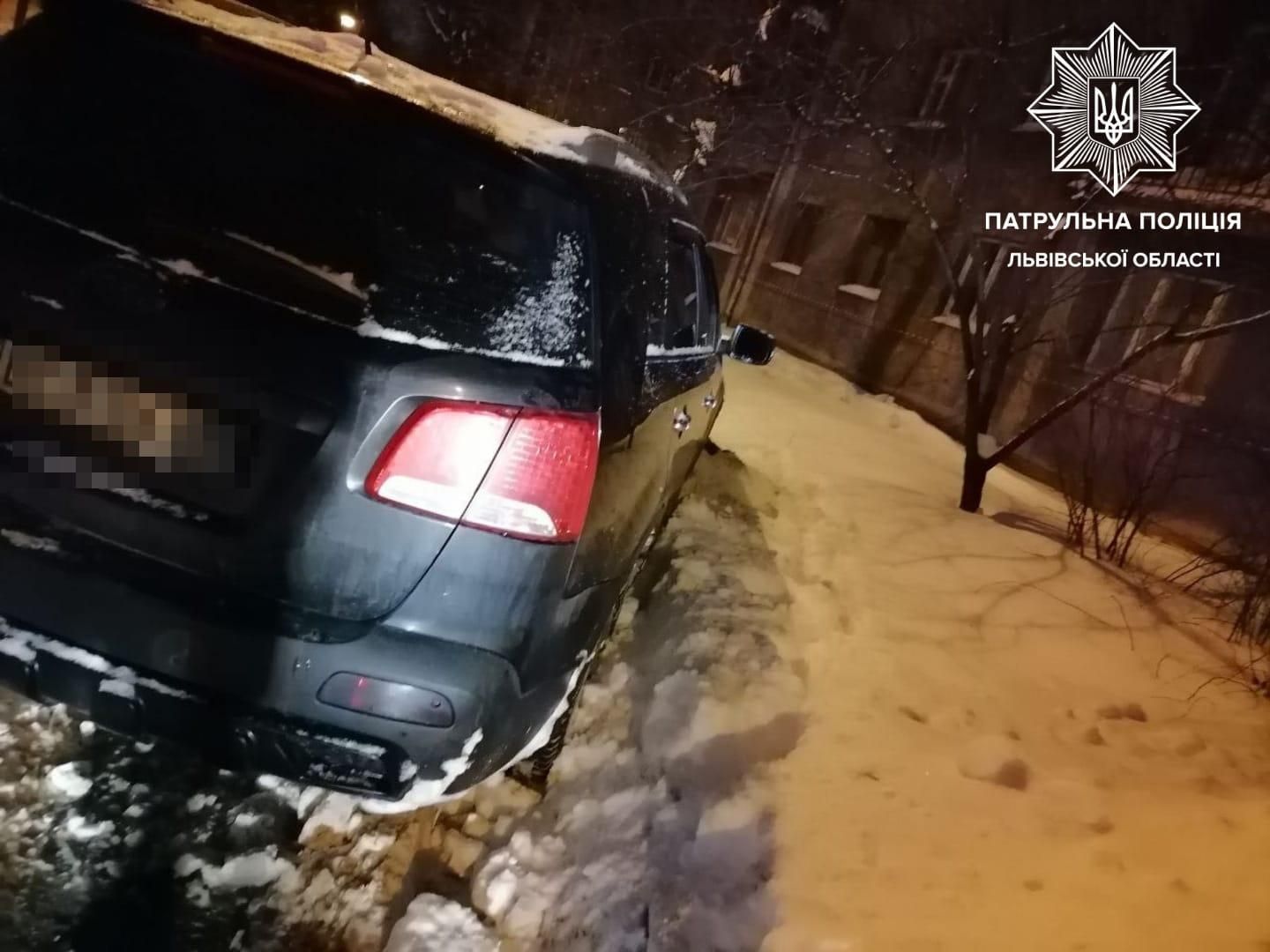 Хотів перепаркуватись: у Львові п'яний водій позашляховика без прав влетів у замет – фото