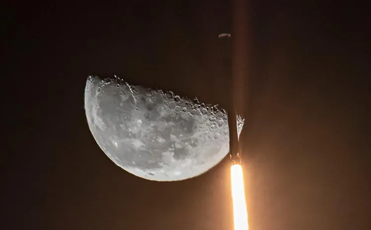 Ракета Falcon 9 на фоні Місяця