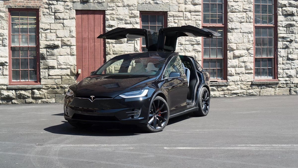 Tesla відкличе понад 12 тисяч електромобілів Model X: відомі причини