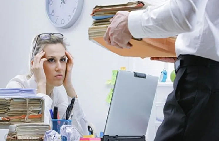 Працювати понаднормово Працювати понаднормово