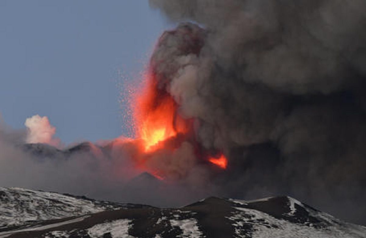 В Италии 16 февраля 2021 проснулся вулкан Этна - фото, видео