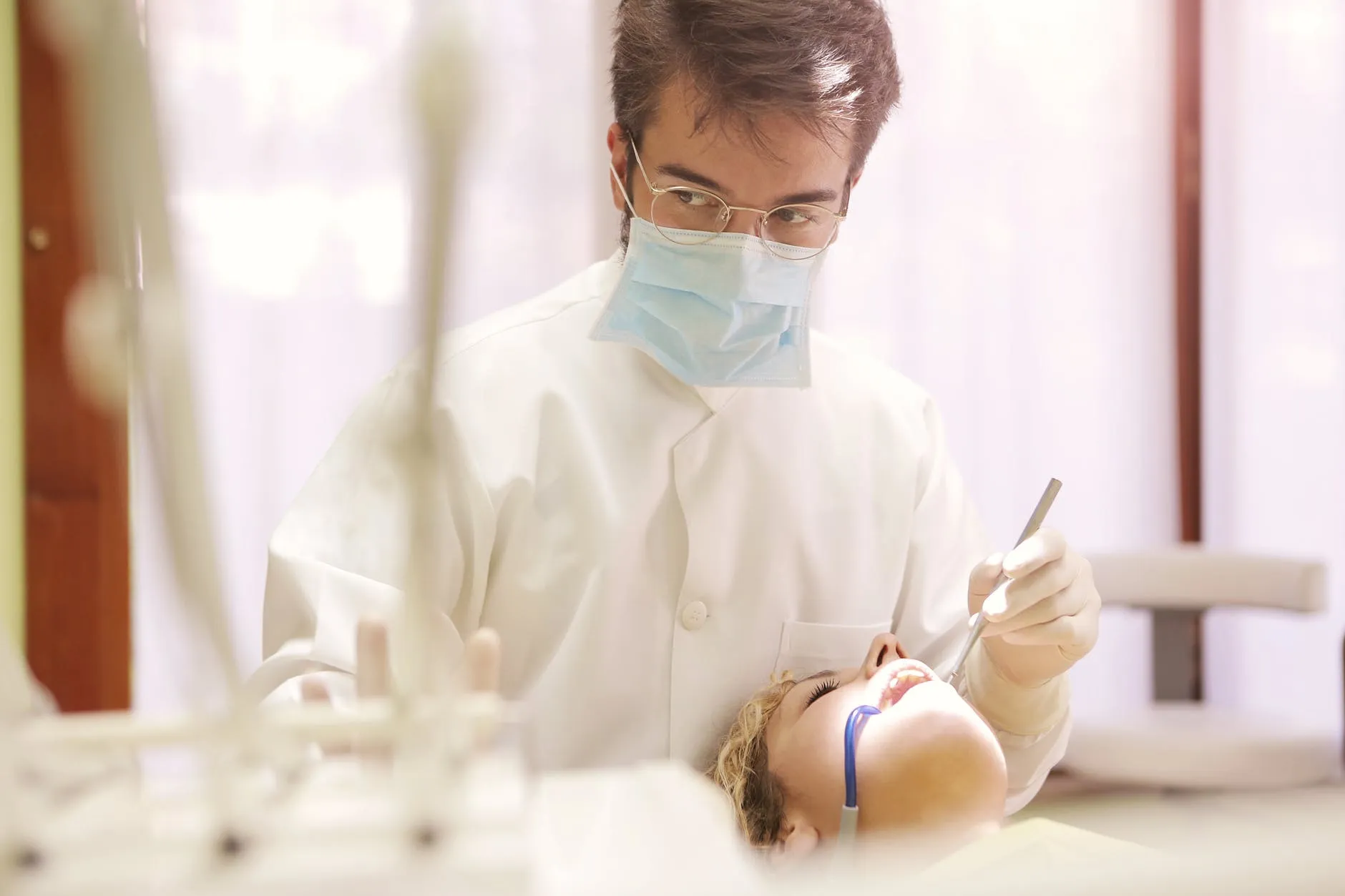 Варто проходити регулярні огляди в стоматолога 