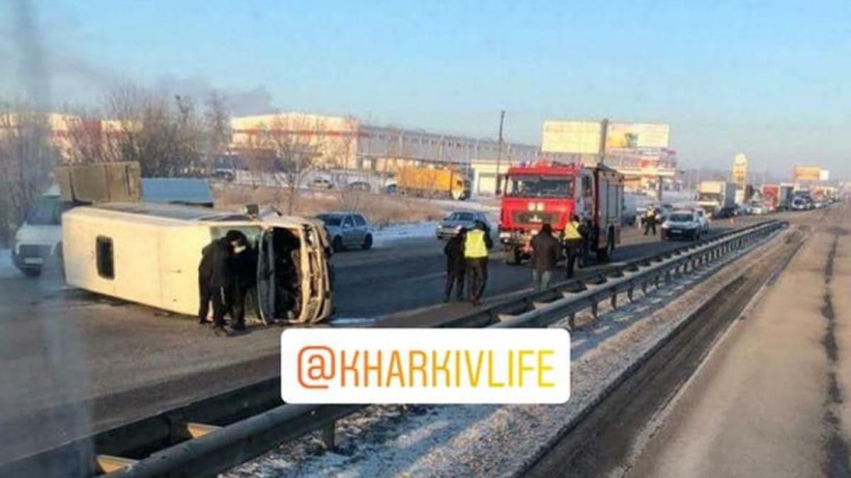 На Харьковщине перевернулся микроавтобус с пассажирами