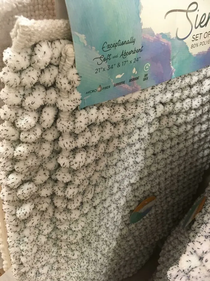 Кажется, что он весь покрыт насекомыми Кажется, что он весь покрыт насекомыми