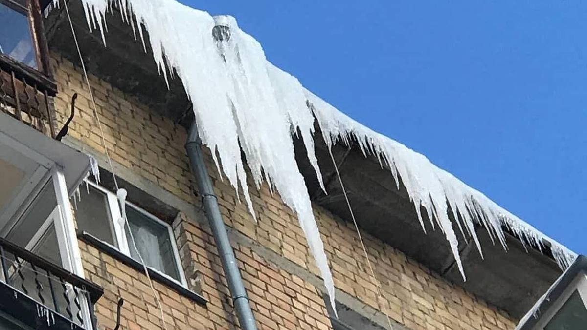 Комунальники Києва збивають бурульки, але разом із кондиціонерами Комунальники Києва збивають бурульки, але разом із кондиціонерами