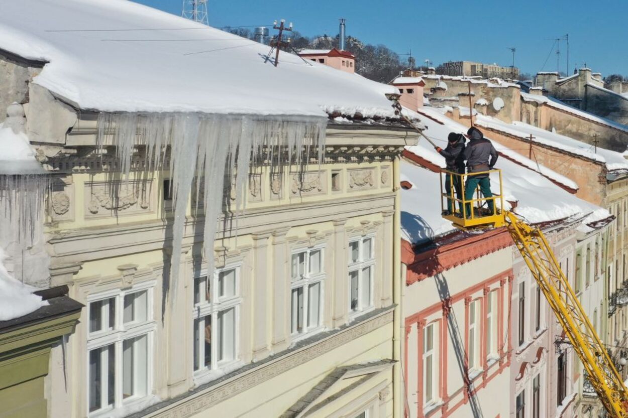У Львові на закоханих впала брила льоду: дівчина отримала множинні відкриті переломи У Львові на закоханих впала брила льоду: дівчина отримала множинні відкриті переломи