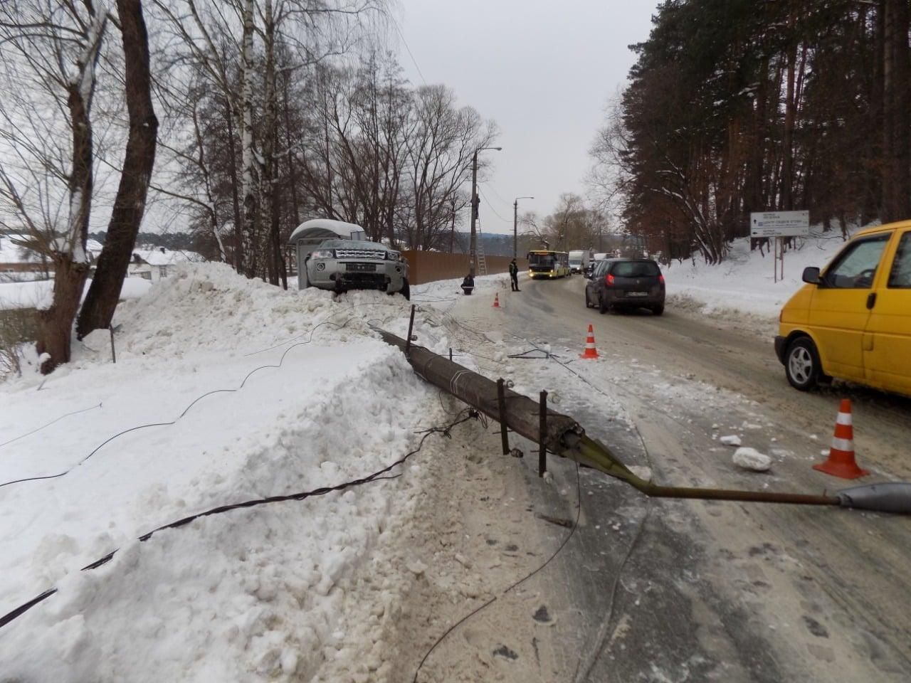 Авто чуть пострадало, а столб упал: возле Львова Land Rover влетел в электроопору - фото Авто чуть пострадало, а столб упал: возле Львова Land Rover влетел в электроопору - фото