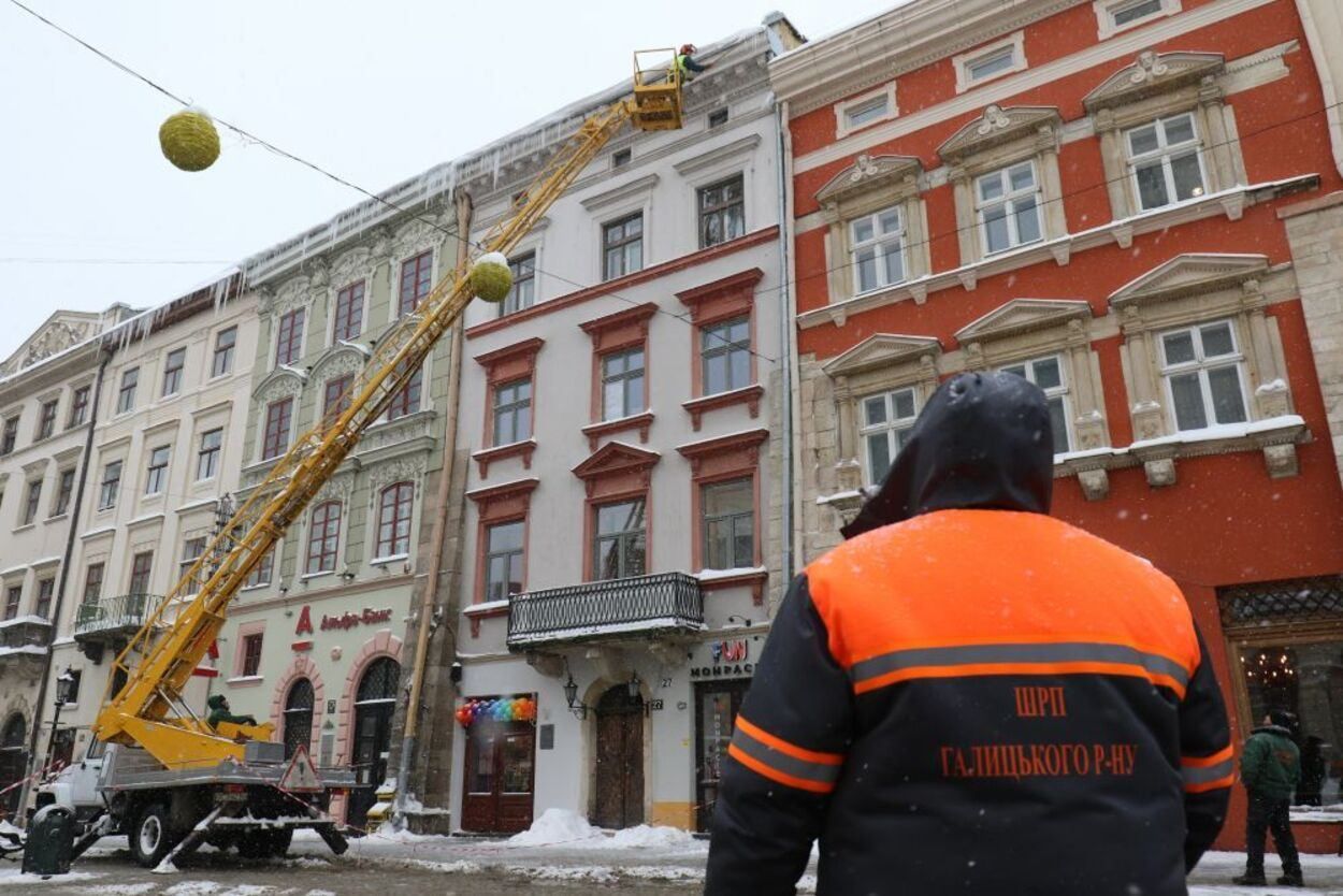 Працюють альпіністи: у Львові активно борються з нависанням буруль та снігу на дахах – фото Працюють альпіністи: у Львові активно борються з нависанням буруль та снігу на дахах – фото