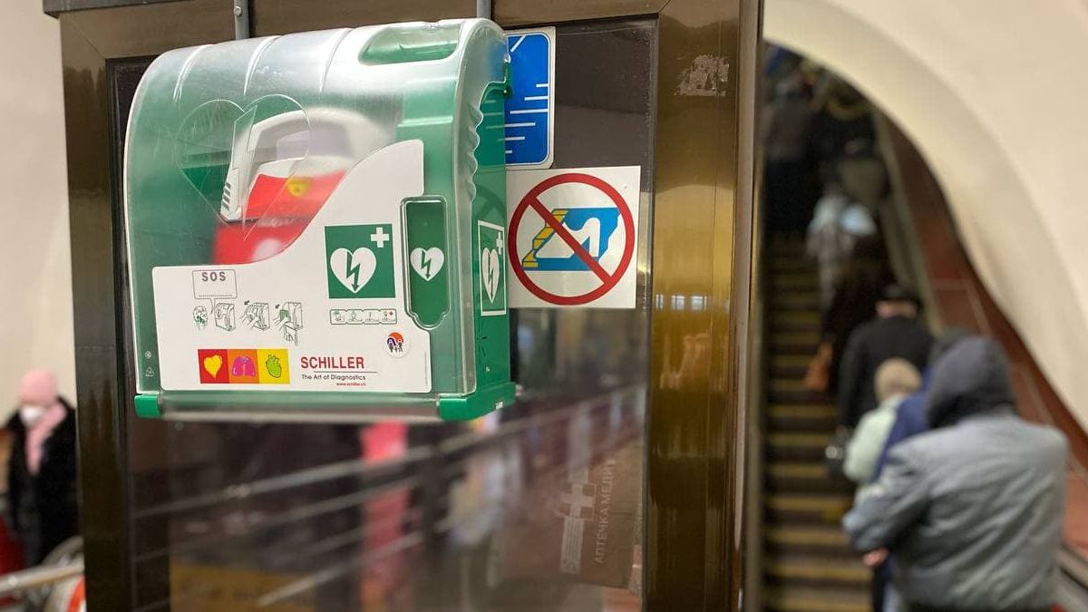 В Київській підземці почали встановлювати дефібрилятори на платформах В Київській підземці почали встановлювати дефібрилятори на платформах