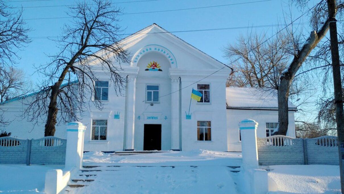 В Полтавской области на доме культуры восстановили серп и молот