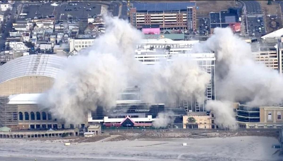 У США підірвали закинуте казино Дональда Трампа У США підірвали закинуте казино Дональда Трампа