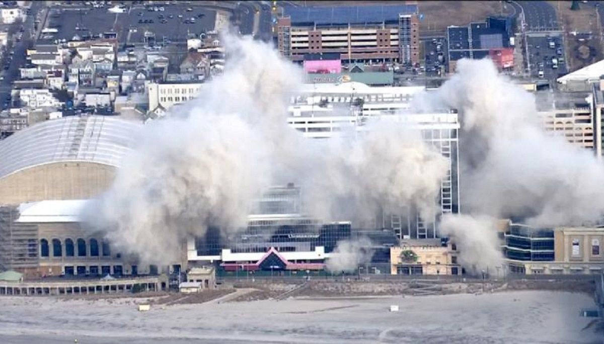 В США взорвали заброшенное казино Дональда Трампа В США взорвали заброшенное казино Дональда Трампа