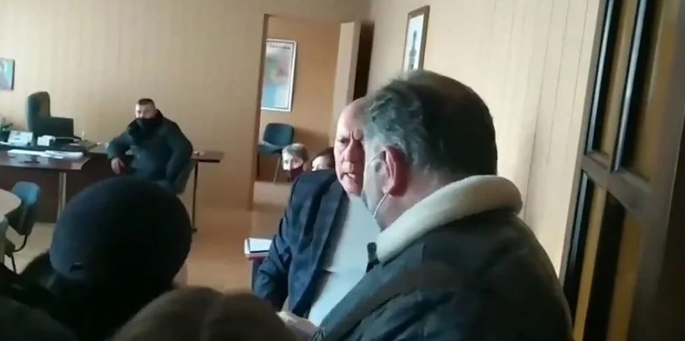 Мер Рубіжного вдарив жінку в живіт: його можуть оштрафувати Мер Рубіжного вдарив жінку в живіт: його можуть оштрафувати