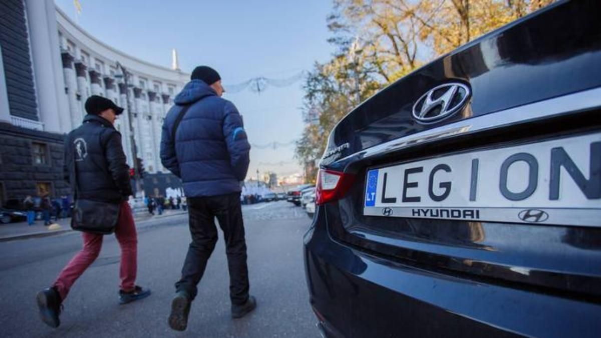 У Раді розглянуть розмитнення євроблях: зібрались активісти У Раді розглянуть розмитнення євроблях: зібрались активісти