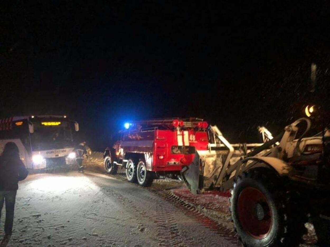 В салоне были 18 пассажиров: на Львовщине автобус международного сообщения вылетел в кювет - фото В салоне были 18 пассажиров: на Львовщине автобус международного сообщения вылетел в кювет - фото