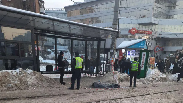 Києві на Лук’янівці знайшли труп: чоловік змерз на зупинці