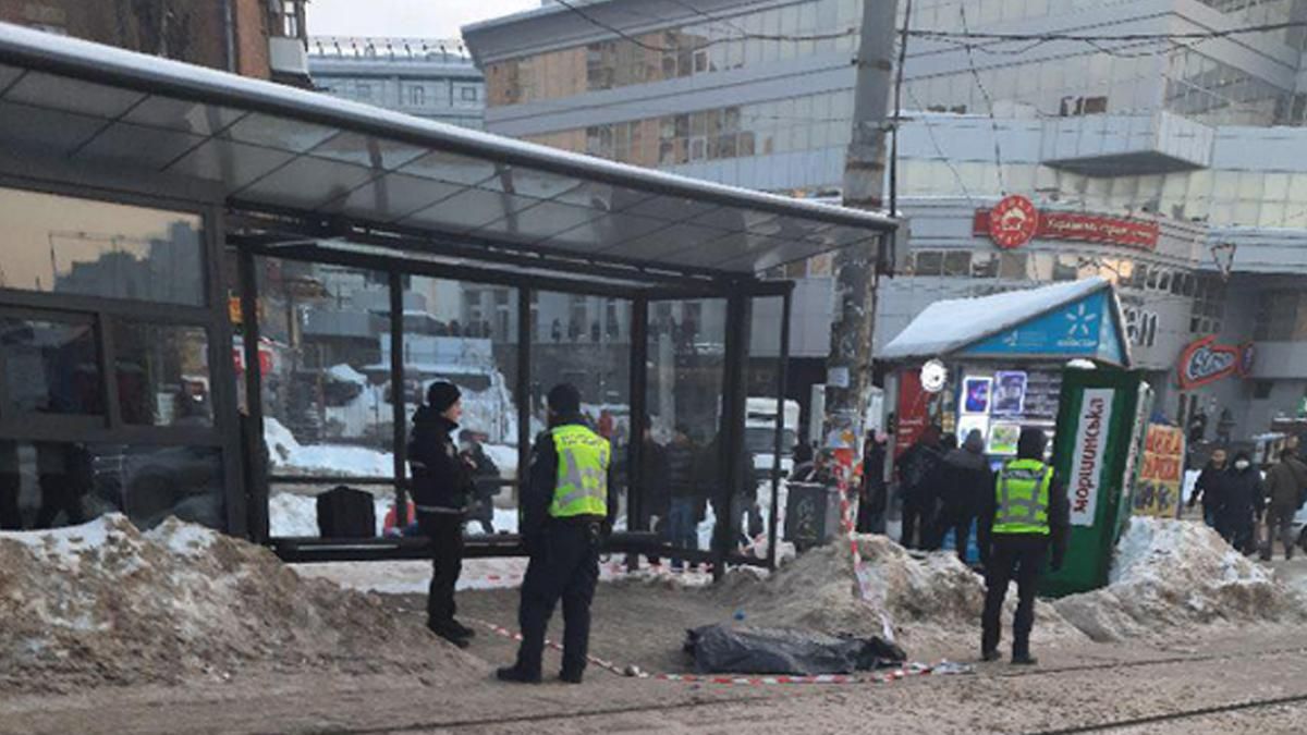 В Киеве 18.02.2021 на Лукьяновке нашли труп: замерз на остановке 