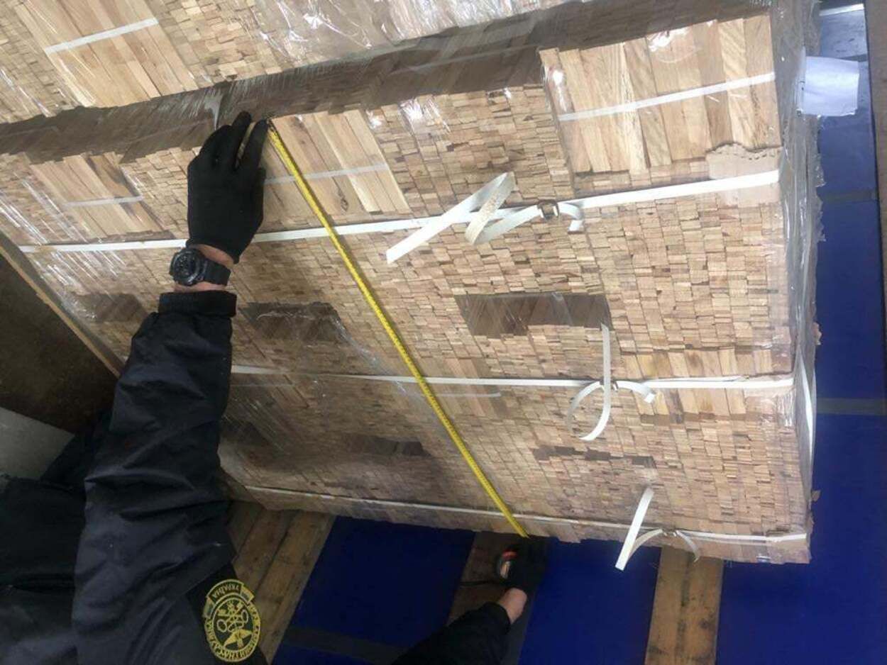 На Львовщине таможенники изъяли более чем 22 тонны незадекларированного паркета: фото На Львовщине таможенники изъяли более чем 22 тонны незадекларированного паркета: фото