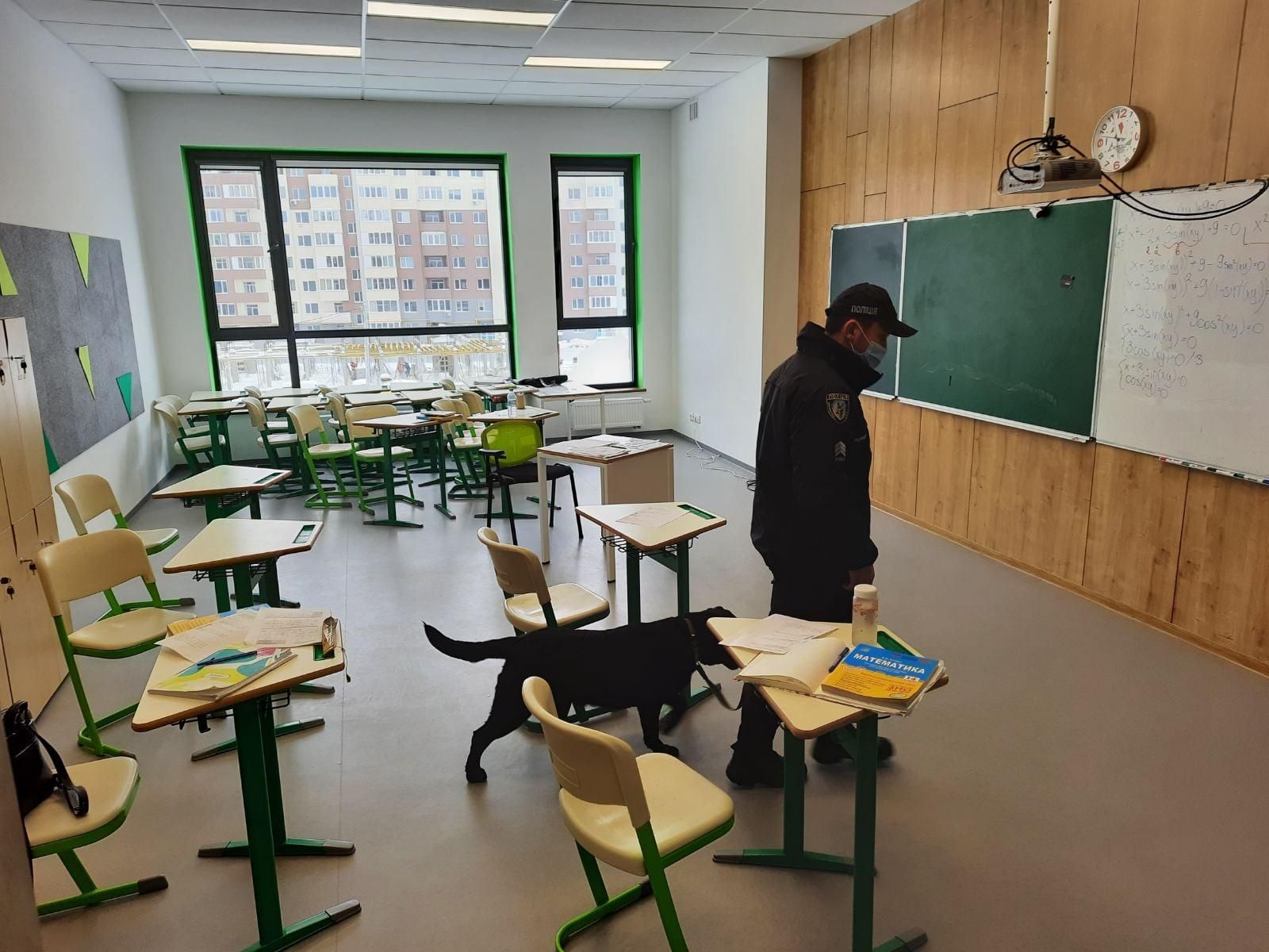 Эвакуировали 300 человек: во Львове сообщили о минировании частной школы - фото Эвакуировали 300 человек: во Львове сообщили о минировании частной школы - фото